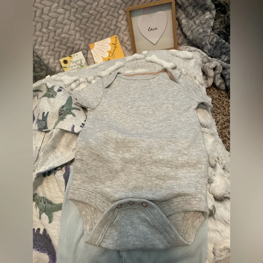 🦖 Carter’s 3 PC Set Onesie bear feet pants and Dino🦕 jacket Baby Bundle – SZ 3 M